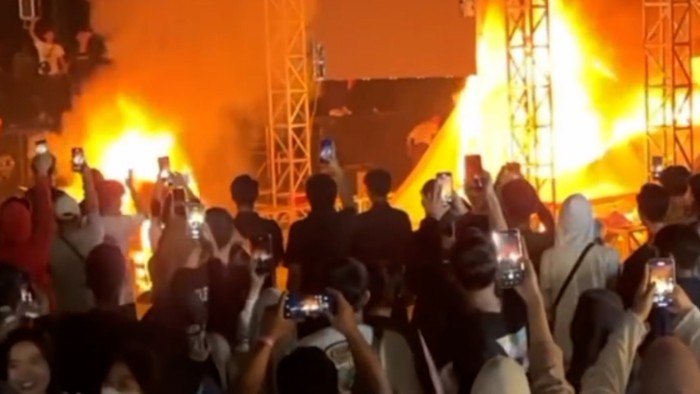 Konser Musik di Tangerang Ricuh, Artis Gak Ada hingga Panggung Habis Terbakar