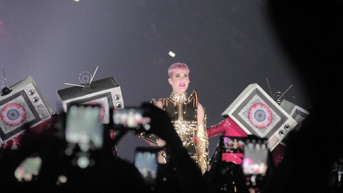 Cahaya Menyilaukan Katy Perry di ‘Witness Tour’