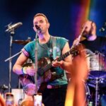 Chris Martin terjatuh ke lubang di atas panggung saat sedang tampil bersama Coldplay di Australia beberapa waktu lalu. Penampilan tersebut merupakan bagian dari konser terakhir mereka di Marvel Stadium, Melbourne,