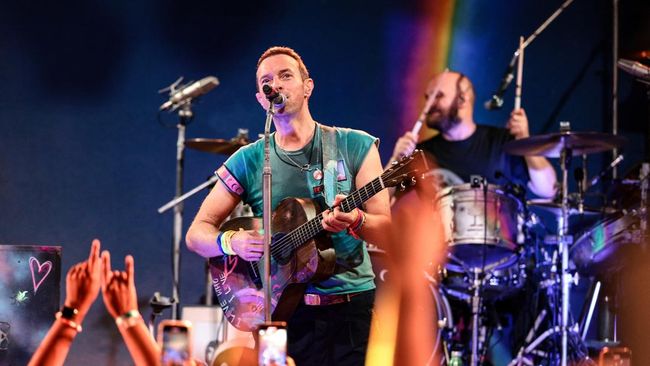 Chris Martin terjatuh ke lubang di atas panggung saat sedang tampil bersama Coldplay di Australia beberapa waktu lalu. Penampilan tersebut merupakan bagian dari konser terakhir mereka di Marvel Stadium, Melbourne,