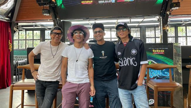 Slank memberi isyarat akan muncul berbagai kejutan dalam konser HUT ke-41 bertajuk Pasar Malam Empat Satoe yang digelar di JIExpo Kemayoran, Jakarta, pada 4 Januari 2025. Kaka mengungkapkan akan ada penampil kejutan yang meramaikan panggung konser Pasar Malam Empat Satoe. Di sisi lain, Ivanka memastikan bakal muncul banyak kejutan di panggung sehingga aksi Slank menjadi semakin meriah.