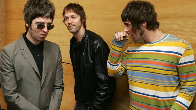 uncja.com, Jakarta Para pecinta musik pop dan rock era 1990-an dan 2000-an tentu tak asing mendengar dua nama band asal Inggris ini: Oasis dan Blur. Terutama, bagi mereka yang pernah ikut-ikutan demam invasi musik British atau Britpop. Kedua band tersebut sejajar dengan grup-grup musik Britpop lain seperti Suede, Pulp, Travis, dan Coldplay.