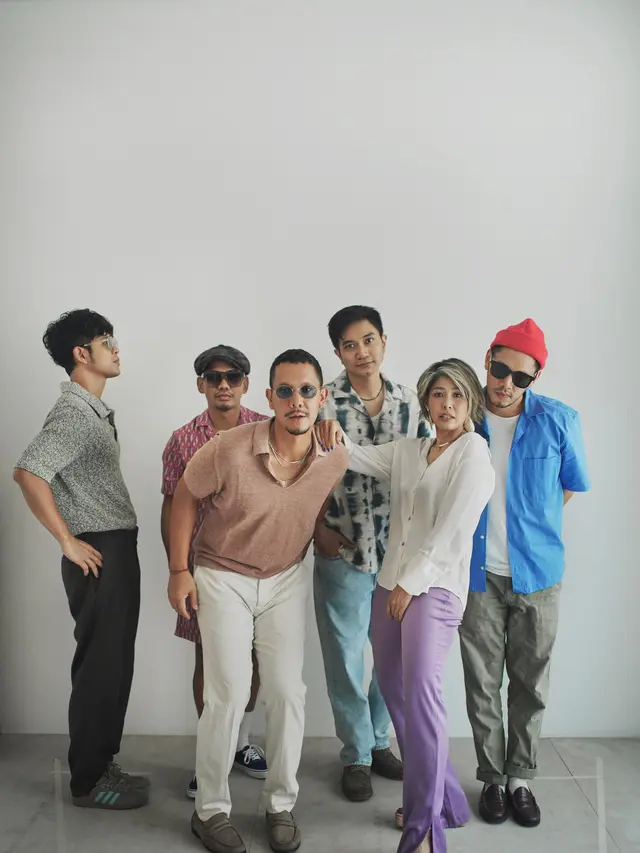 uncja.com, Jakarta Maliq & D'Essentials meraih sejumlah pencapaian penting jelang akhir tahun 2024. Mulai dari tur lima kota di Indonesia selama Oktober-Desember setelah merilis album kesembilan Can Machines Fall In Love?, mendapatkan penghargaan Duo/Grup Pop Terbaik di AMI Awards 2024, dan single “Kita Bikin Romantis” yang meraih TikTok #1 Song Indonesia 2024.