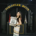 uncja.com, Jakarta Menutup akhir tahun 2024, DCDC Pengadilan Musik edisi ke-61 menghadirkan Chintya Gabriella sebagai terdakwa atas karya-karyanya yang viral. Solois asal Medan ini dikenal memiliki suara khas dan telah sukses berkolaborasi dengan Maliq D’Essentials, The Panas Dalam, serta Summerlane dalam tiga lagu berbeda.