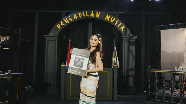 uncja.com, Jakarta Menutup akhir tahun 2024, DCDC Pengadilan Musik edisi ke-61 menghadirkan Chintya Gabriella sebagai terdakwa atas karya-karyanya yang viral. Solois asal Medan ini dikenal memiliki suara khas dan telah sukses berkolaborasi dengan Maliq D’Essentials, The Panas Dalam, serta Summerlane dalam tiga lagu berbeda.