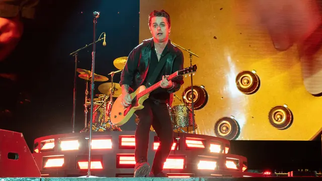 uncja.com, Jakarta Grup musik Green Day yang berdiri di Berkeley, California, Amerika Serikat, sejak tahun 1986, kini telah memiliki banyak penggemar. Setelah terjun di dunia musik, Green Day telah sukses menaklukkan pasar musik dunia meskipun genre yang mereka usung tak terlalu nge-hits pada era itu, yakni punk rock.