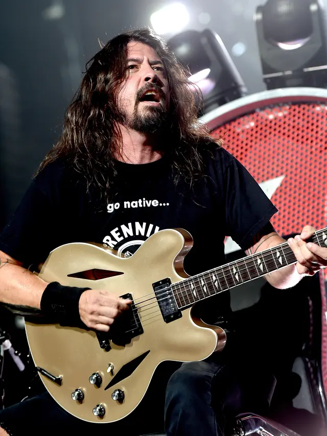 uncja.com, Jakarta Violet Grohl, putri dari vokalis Foo Fighters yang juga eks drummer Nirvana, Dave Grohl, dikabarkan tengah mempersiapkan album debutnya. Informasi ini pertama kali dilaporkan oleh The Hollywood Reporter, yang menyebut Violet Grohl sebagai sosok yang "sangat berdedikasi" dalam mengembangkan kariernya sebagai musisi, mengutip NME.